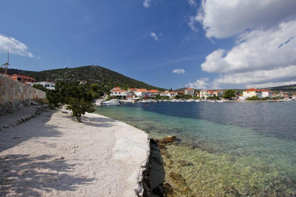 Apartmani Tamaris Vinišće Eksteriør billede