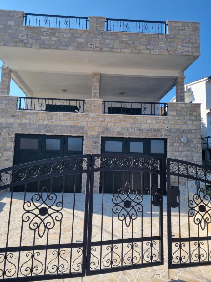 Apartmani Tamaris Vinišće Eksteriør billede